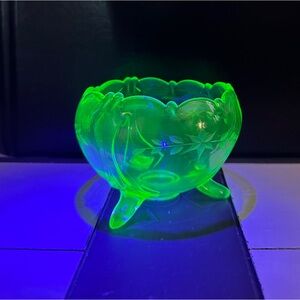 Vtg green uranium footed bowl